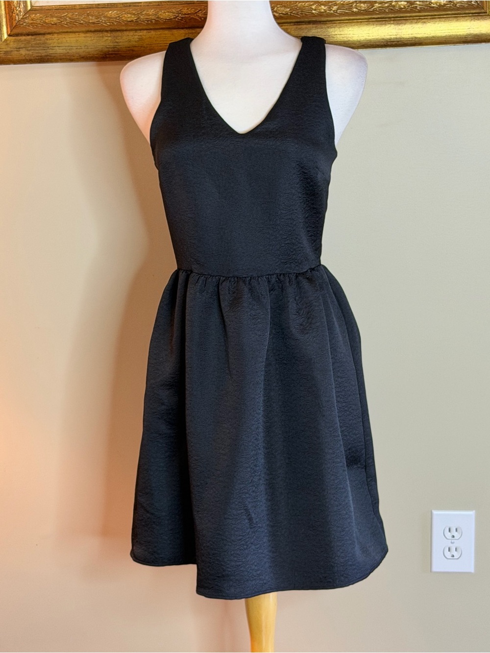 Everly | Size Medium Black V-Neck Sleeveless Dress